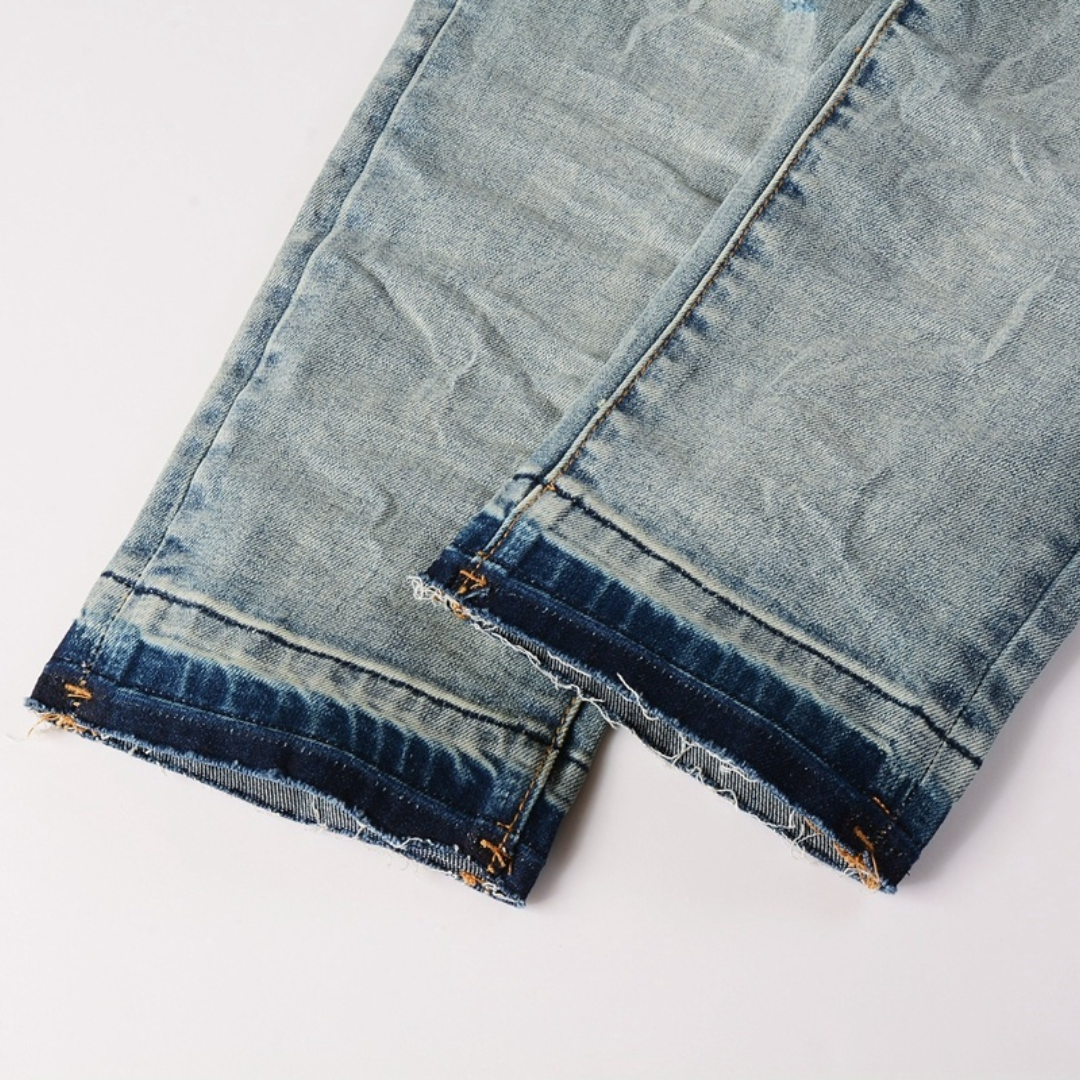 Lila zerrissene Jeans