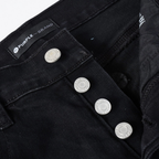 Lila Bandana Schwarze Jeans