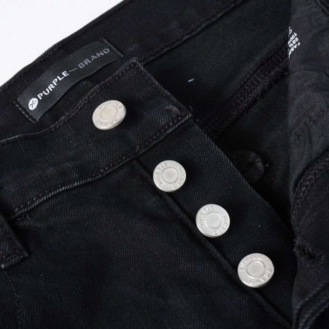 Lila Bandana Schwarze Jeans