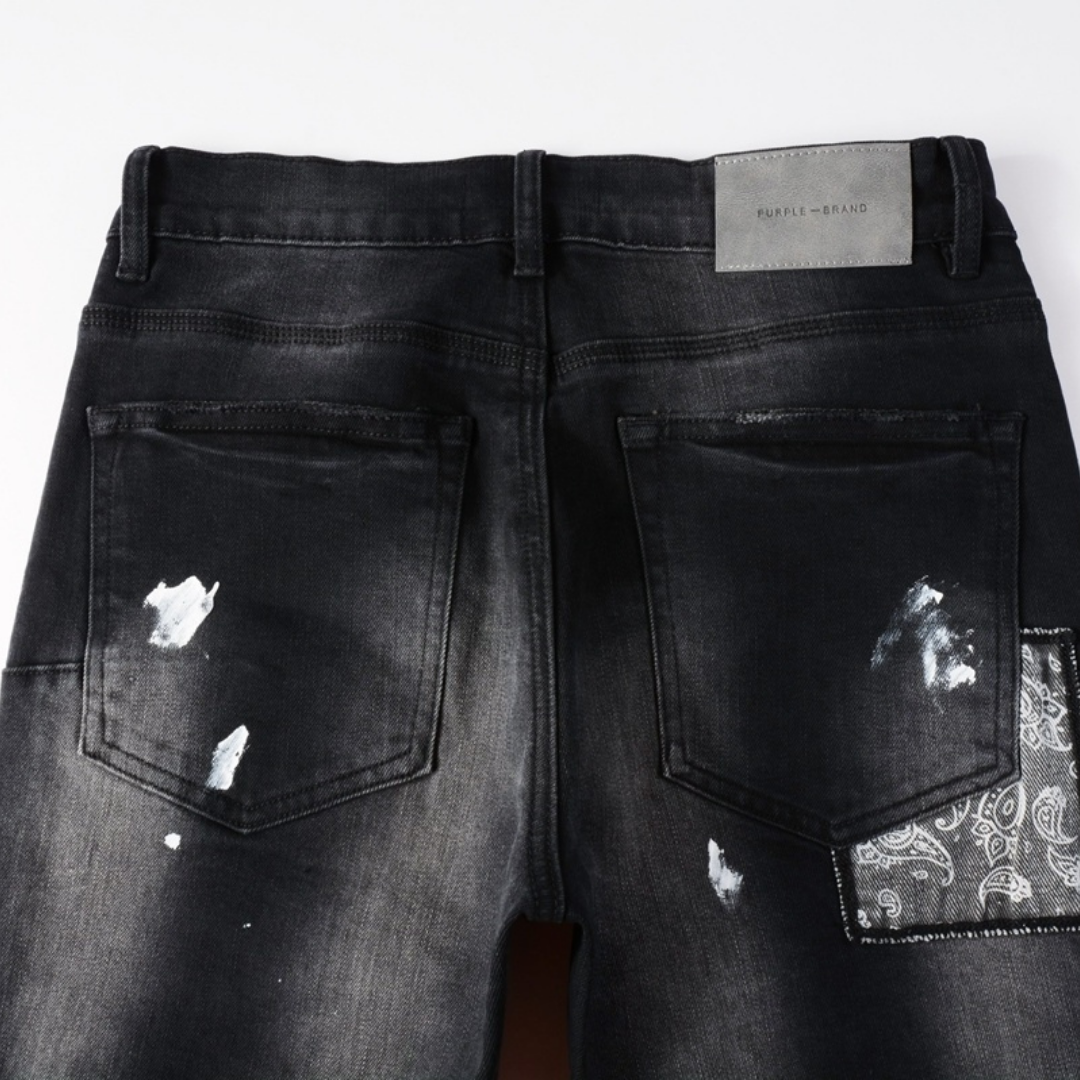 Lila Bandana Schwarze Jeans