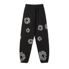 Denimhose schwarz/grauer Trainingsanzug