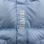 Geheimnisvolle himmelblaue Jacke
