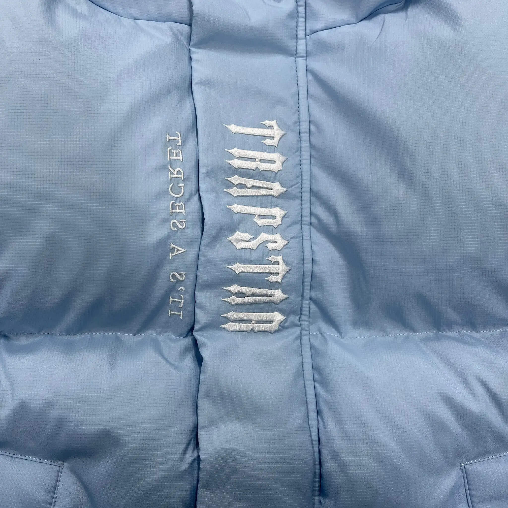 Geheimnisvolle himmelblaue Jacke