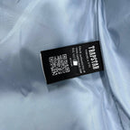 Geheimnisvolle himmelblaue Jacke