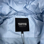Geheimnisvolle himmelblaue Jacke