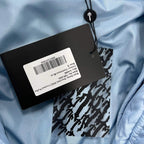Geheimnisvolle himmelblaue Jacke
