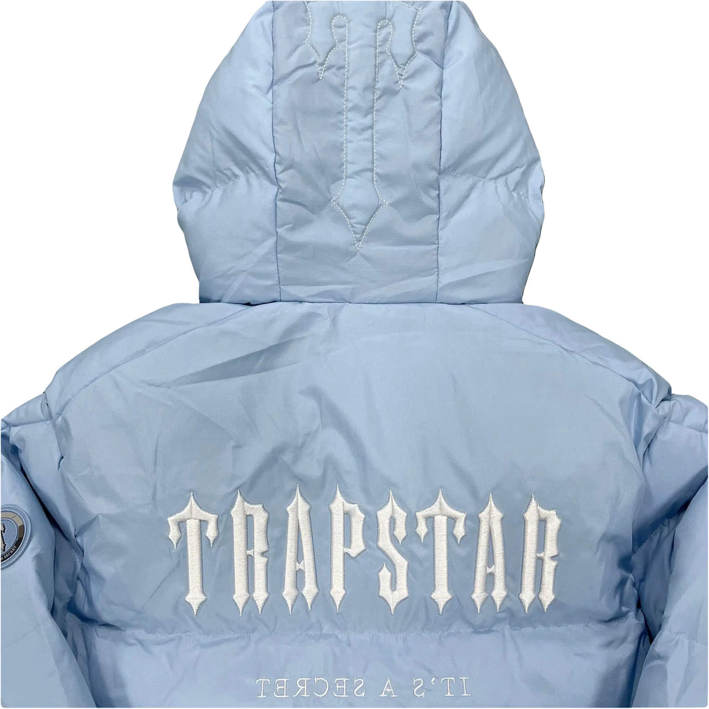 Geheimnisvolle himmelblaue Jacke