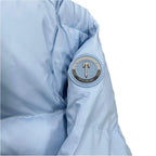 Geheimnisvolle himmelblaue Jacke